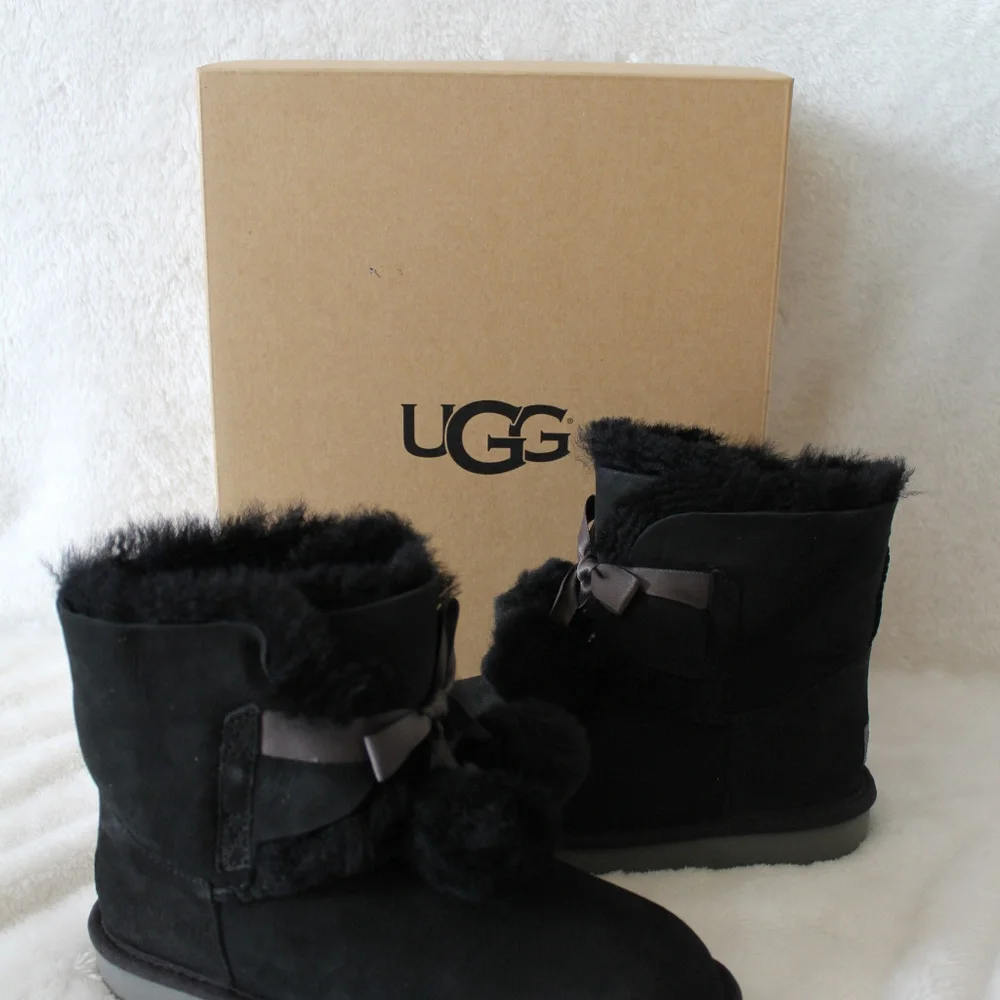 UGG GITA SUEDE‎ POM GIRLS BOOTS BLACK NEW!